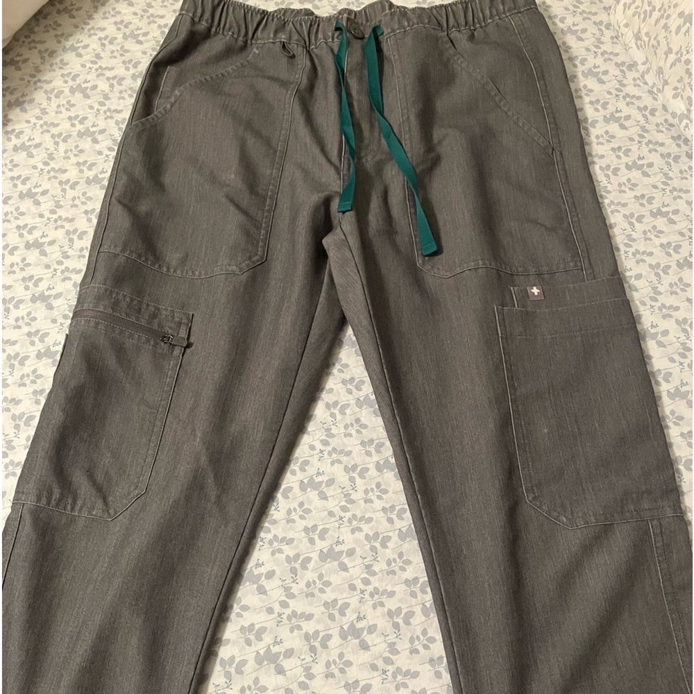 Women’s Figs size XS scrub pants very cute!
